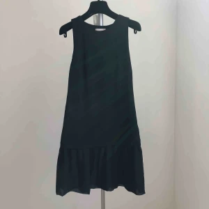 Kortklänning  - Svart kort klänning🖤super bra material, faller fint och behövs inte strykas. Strykfri material 💦💦💦