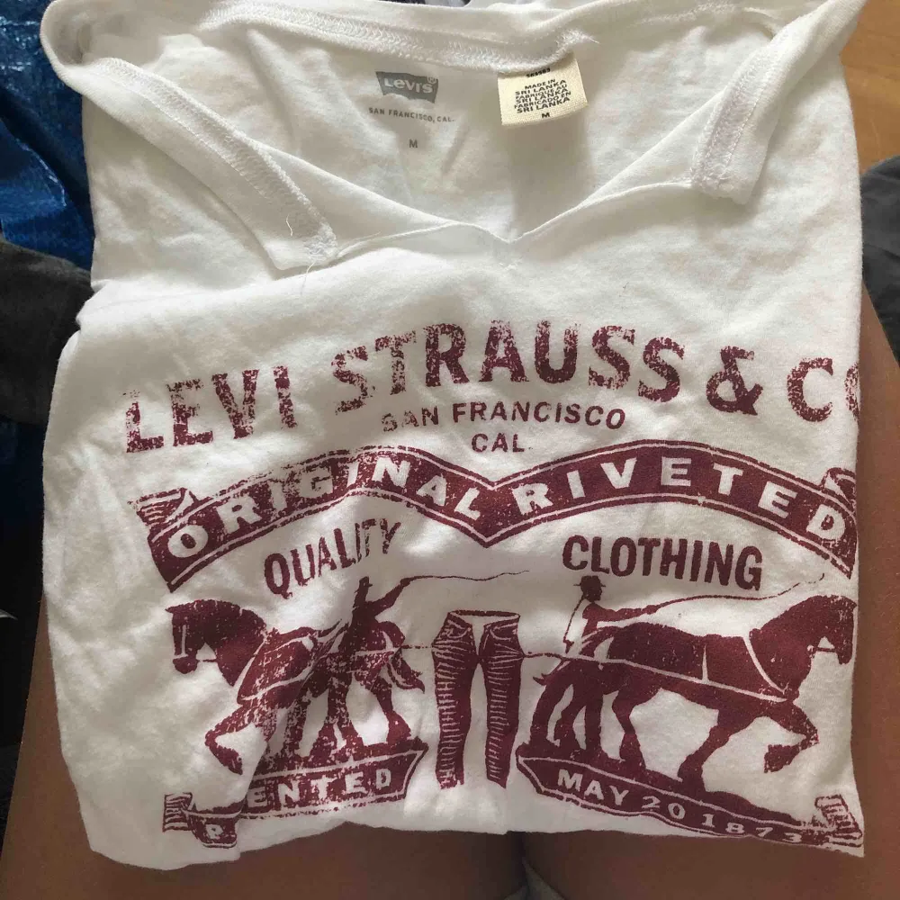 Levis tröja i bra skick och knappt använd  Frakt 35kr, ska säljas idag passa på <333. T-shirts.