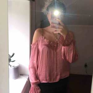  - Säljer denna superfina gammelrosa topp från Gina i strl36. Perfekt till både fest & vardags. Finns att hämta i Östersund annars står köparen för frakt😊