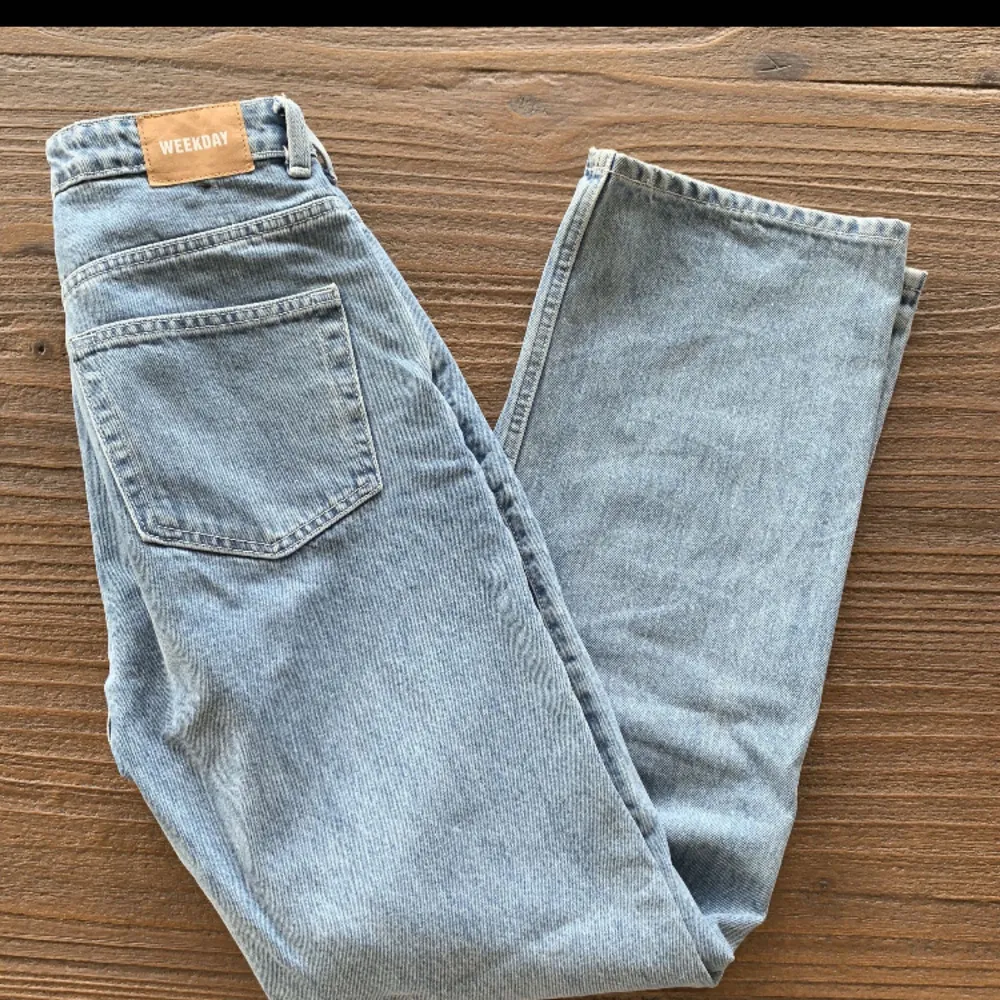 Ljusblå jeans från Weekday, modell ROW , strl 29/30 Förstora för mig i midjan och rumpan så skickar inte bilder hur dom Sitter på mig men man kan alltid googla. . Jeans & Byxor.