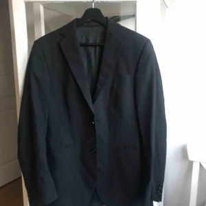  - Hel kostym från tiger of sweden. Är i bra skick! Den är svagt randig. Byxa är i storlek 46 (herr byxstorlek, är inte samma som 46 i dam).