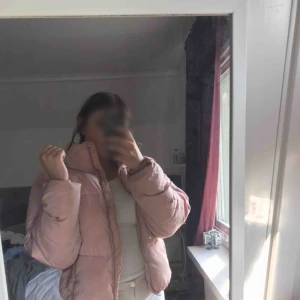  - 200kr inklusive frakt för snygg vinterjacka i rosa från Cubus ! Bra skick ! Kan diskutera pris ! Billigare vid snabb affär 