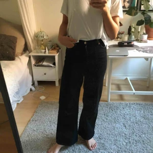  - Yoko jeans från monki (uppsydda bra längd till mig som är 165). Frakt ingår ej