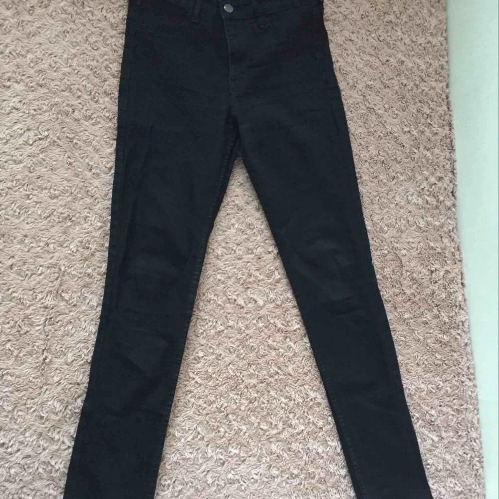 Svarta jeans, använd cirka 4-5gånger. Ny pris 179kr. Jeans & Byxor.