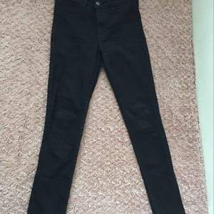 Svarta jeans, använd cirka 4-5gånger. Ny pris 179kr
