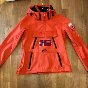  - Softshelljacka (jag har köpt som skidjacka) Aldrig använd, nypris 1200 kr.  ”napapijri” liknande 400 kr eller bud 