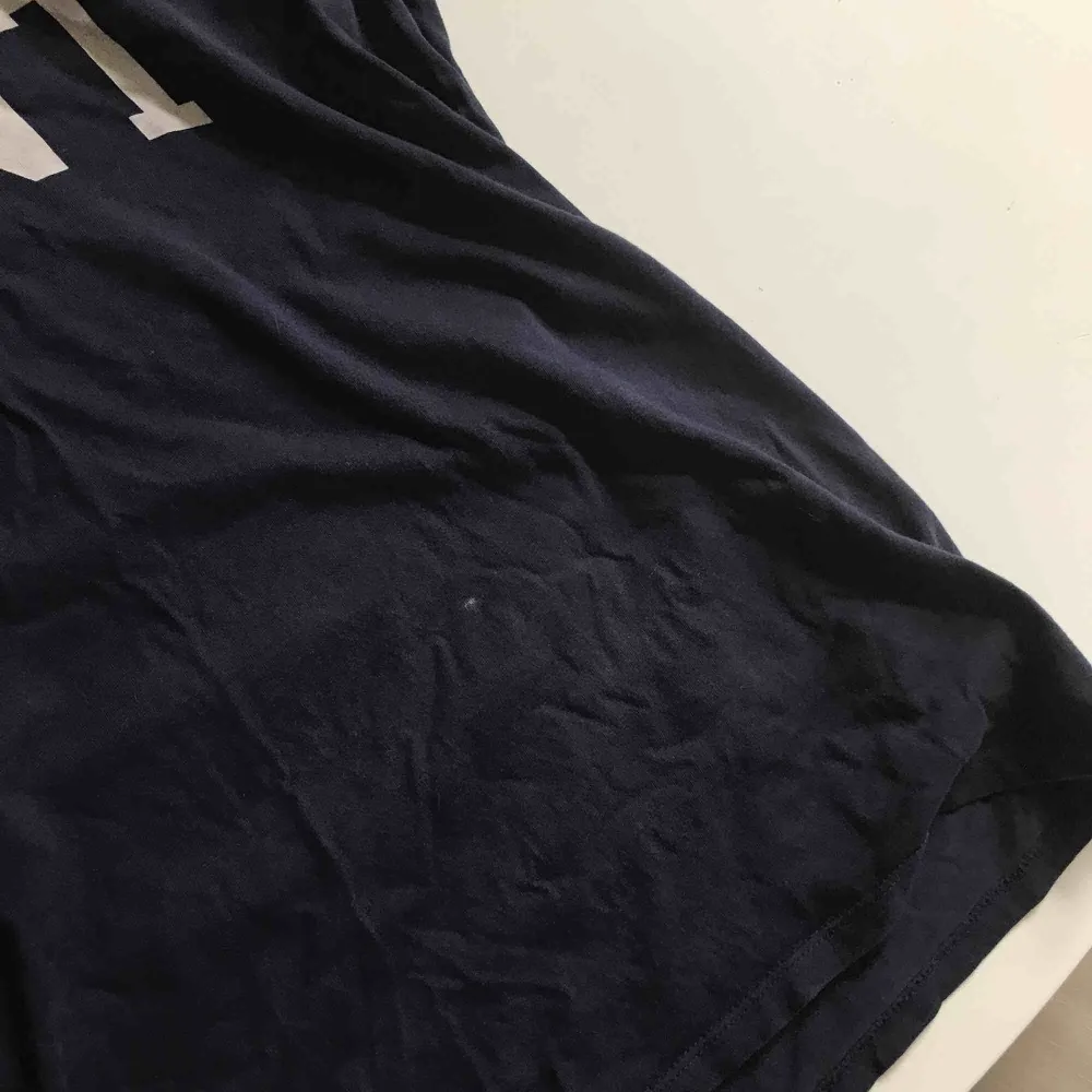 Marinblå färgad gant tröja , i bra skick förutom lilla fläcken i fram på tröjan där av priset. T-shirts.