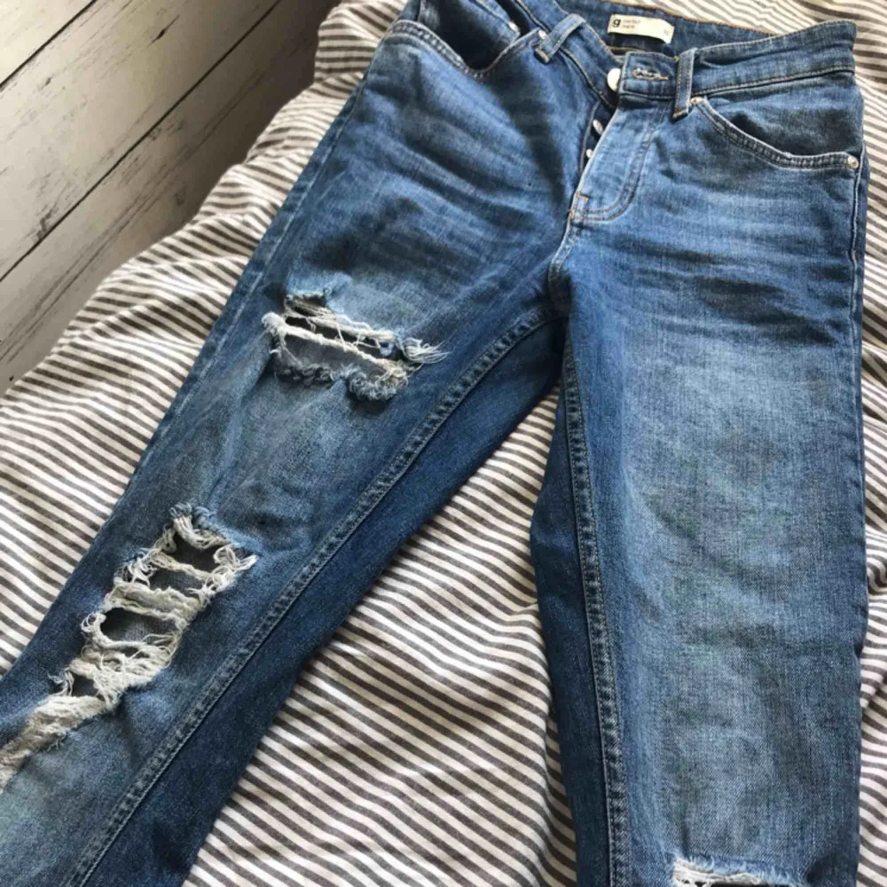 En par snygga bekväma, blå spräckta jeans från Gina Tricot! Super snygga till bara en vanlig tröja och har använts några gånger men är fortfarande i bra skick! Frakt 25kr😊. Jeans & Byxor.