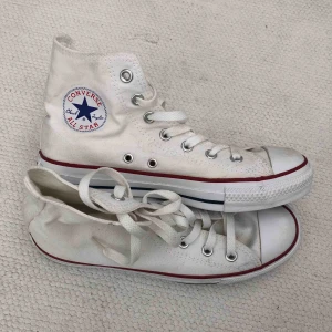 - Så gott som nya vita Converse.