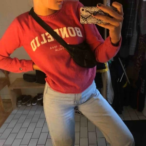  - superfin rosa tröja ifrån Bondelid. Bra skick men lite nopprig på trycket pga tvätt💕