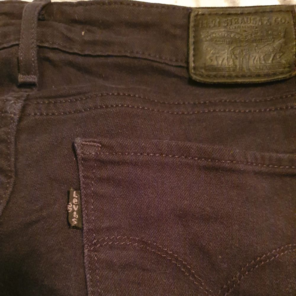 Ett par riktigt snygga bootcut jeans ifrån levi's.  Använda några få gånger, i väldigt fint skick.  Köparen står för frakten:). Jeans & Byxor.