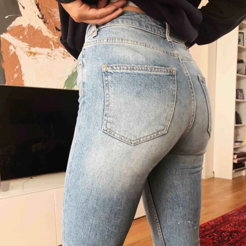 Ett par knappt använda jeans från Gina Tricot, modell står inte men de är slim fit, high waisted, med ett hål på vardera sida. Mått 25/26-32. Buda! . Jeans & Byxor.