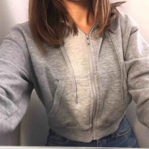  - Ascool croppad kofta ifrån HM. Sitter väldigt bra på och skulle nog säga att den även passar XS och S!!  Köparen står för frakt 💕