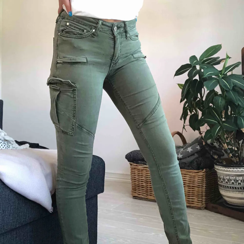 Gröna cargobyxor från Gina Tricot. Använda 3-4 gånger.. Jeans & Byxor.