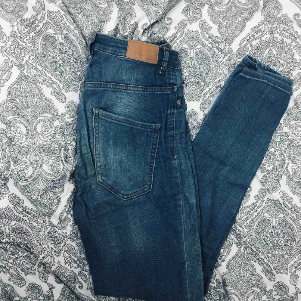 Näst intill oanvända Molly jeans ifrån Gina tricot väldigt stretchiga så passar XS-S,150kr inkl frakten.. Jeans & Byxor.