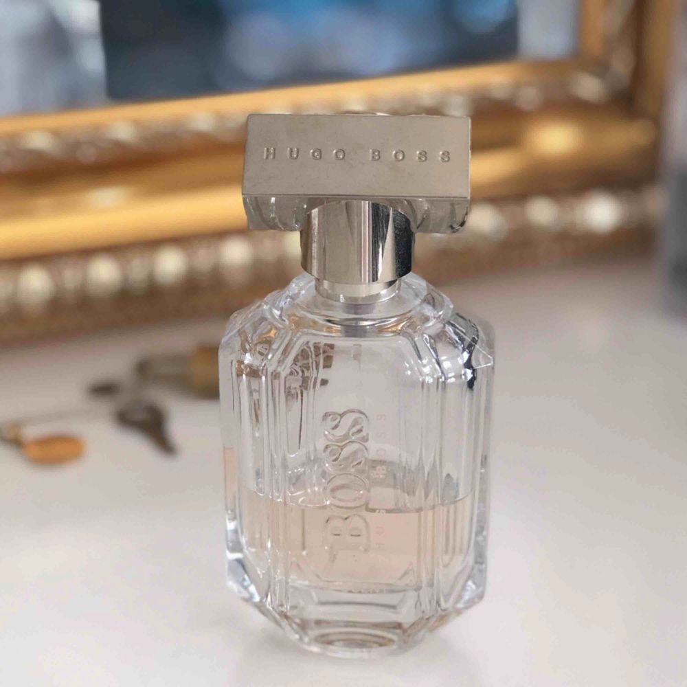 Äkta parfym från Hugo boss, ”the scent”. Flaskan är på 50ml, se vad som finns kvar! . Övrigt.