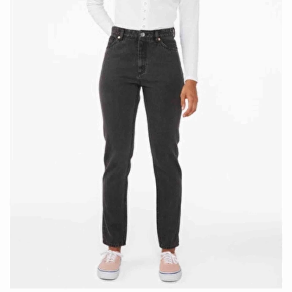 Svarta kimomo jeans från Monki. Köpta här på Plick men var för små. Jeansen är i gott skick. Frakt tillkommer. . Jeans & Byxor.