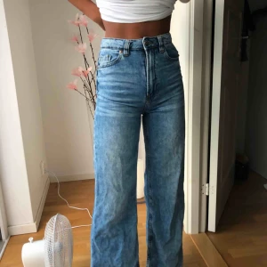 - Ljusblåa vida jeans från hm. Sitter skitsnyggt och går att matcha med allt! Storlek 32💞🦋
