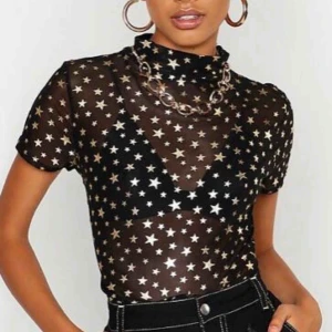  - Svarta mesh crop top med volang krage. Star print.⭐️ Helt oanvänd, prislappen kvar.  Nypris 150:- Frakt tillkommer💁🏼‍♀️Fråga gärna om bättre bilder:)