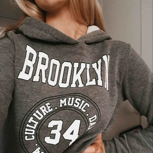  - Hoodie med tryck på framsidan. Välanvänd men i fint skick. 
