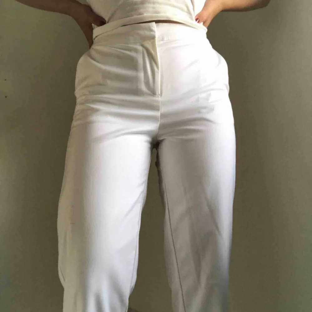 Vita kostymbyxor från Y.A.S. Använda endast en gång. Köparen står för frakt🧡. Jeans & Byxor.