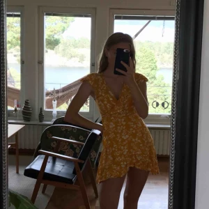  - Fin somrig klänning från okänt märke. Säljer då den inte kommer till användning. Man knyter den omlott. Köparen står för frakten.