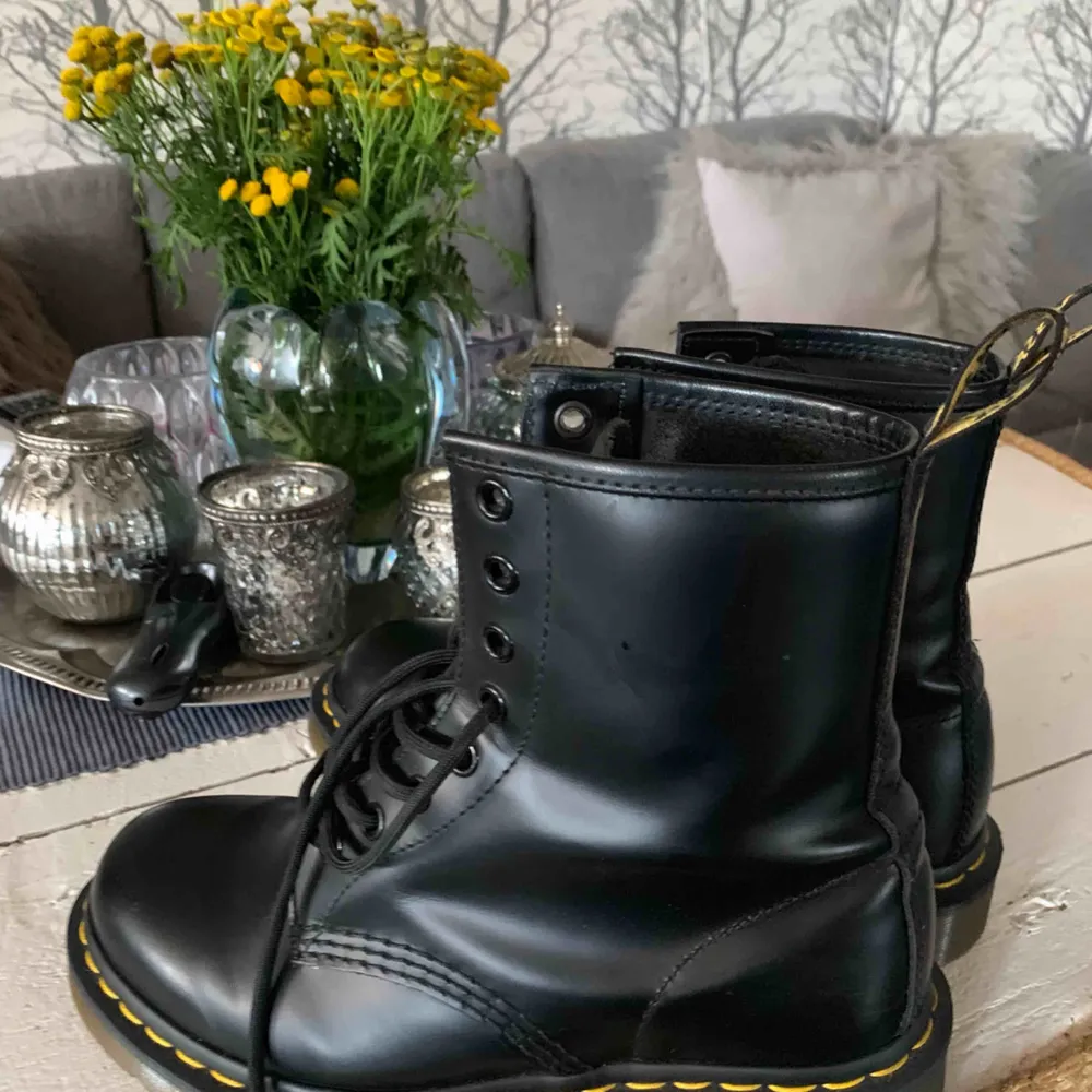 Äkta Dr Martens använda endast en gång. I väldigt fint skick! Nypris ca 1700kr. Mitt pris: 1000kr. Köparen betalar frakten.. Skor.