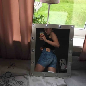  - Vintage Levi’s shorts! Ett par avklippta Levi’s jeans som är i gott skick. Storleken är jag lite osäker på men jag kan ha dem och jag har oftast XS men de är lite oversized. Så det skulle nog passa en S bättre. 