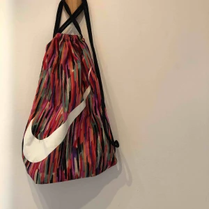  - Nike-gympåse i fina färger. 120kr inklusive frakt!