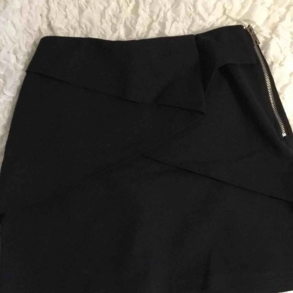 Suuuper fin kjol från Zara i en marinblå färg💜 Den har några ”lager” som går lite omlott, jätte snygg detalj! Frakt tillkommer💌. Kjolar.