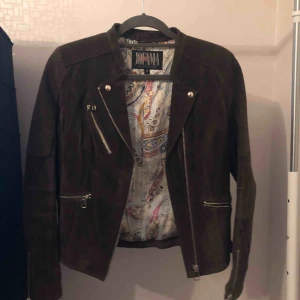  - Skitsnygg och oanvänd mockajacka säljes. Strl: 38 men sitter fint på mig som normalt har strl 36. Inget slitage eller liknande. Mörkbrun färg, perfekt för hösten. Hör av er om ni vill ha fler bilder på jackan! Nypris 2899kr