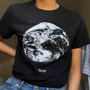 As skön t-shirt från dedicated, gjord i 100% miljövänlig bomull!🍃