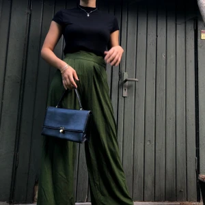  - Snygg svart turtleneck, stretchig och skönt material! Finns i Lund eller Malmö 