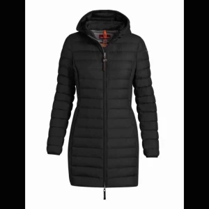  - Fräsch svart parajumper irene i storleken xs använd en höst