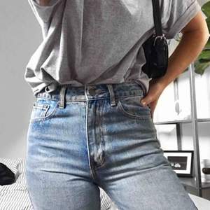 Säljer ursnygga högmidjade jeans med hål vid knäna från NA-KD. Jeansen är endast använda vid få tillfällen och är i bra skick. 