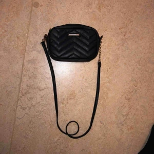  - Svart handväska. Får plats med mycket i den