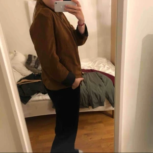  - Säljer denna snygga jackan i mockaimitation, den är från Zara man. Den är lite oversized på mig som i vanliga fall har S-M. Kan mötas upp i Vänersborg annars frakta, köparen står för frakt.🌸