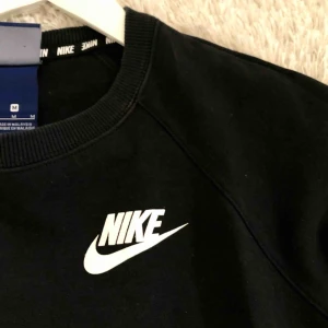  - Collegetröja från Nike. Storlek M men är lite mindre i storleken så passar som handen i hansken på en S! 