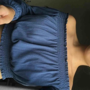  - En söt blå off shoulder topp från h&m, frakt tillkommer 😊