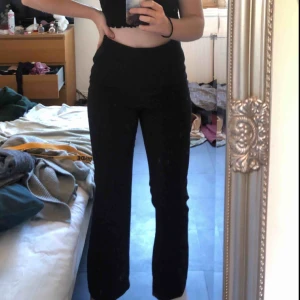  - Kostymbyxor som går ut lite i benen. Storlek 40 från H&M. Helsvarta med blixtlås på sidan. Frakt: 36-54kr