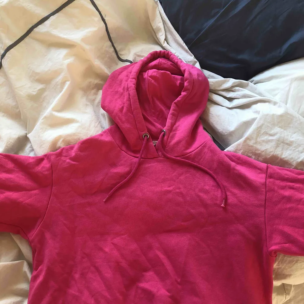 Rosa hoodie som är använd 1 gång. Säljer på grund av att jag inte fått användning för den. Passar XS-S. 💕 köpt på zalando. Hoodies.
