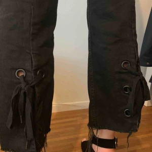  - Svarta culottes i jeans från & other stories med flares i botten som går att knyta ihop.