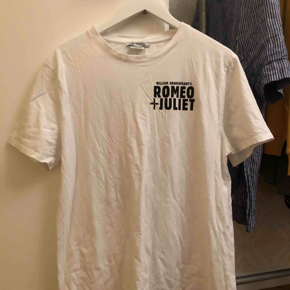 T-shirt med Romeo & Julia tryck. Frakt är inkluderat i priset💘. T-shirts.