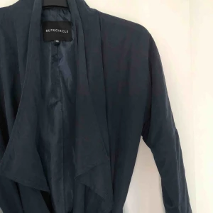  - Marinblå kappa från Rut&Circle jättebra material och passar snyggt till varje outfit!