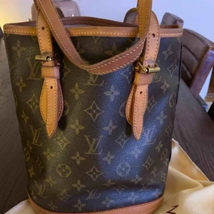  - LV liten model. Finns tecken på att den är använd. Nypris ca 13000. 