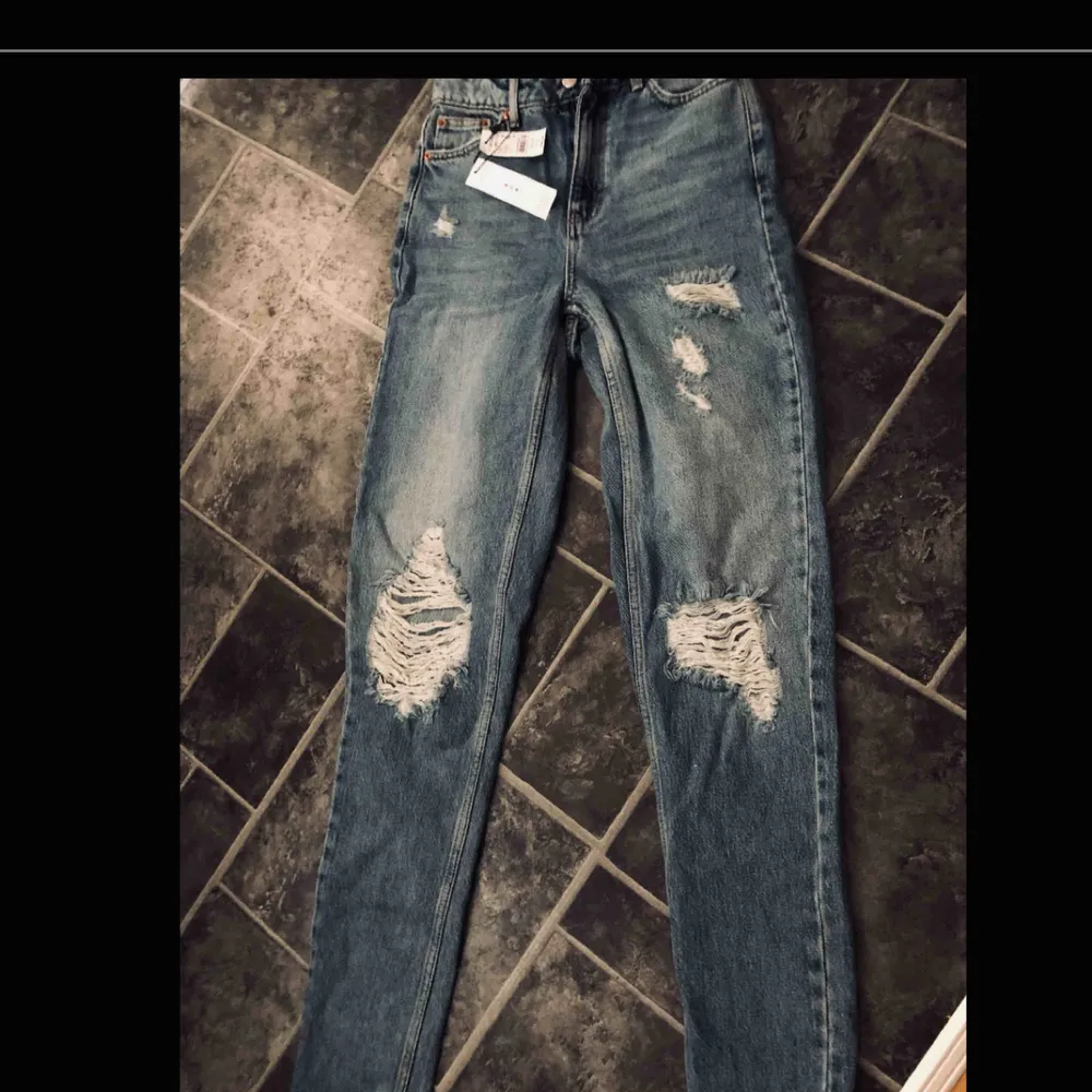 mom jeans från topshop! Höga i midjan, Aldrig använda, prislapp kvar, köpta för 700kr typ.  . Jeans & Byxor.