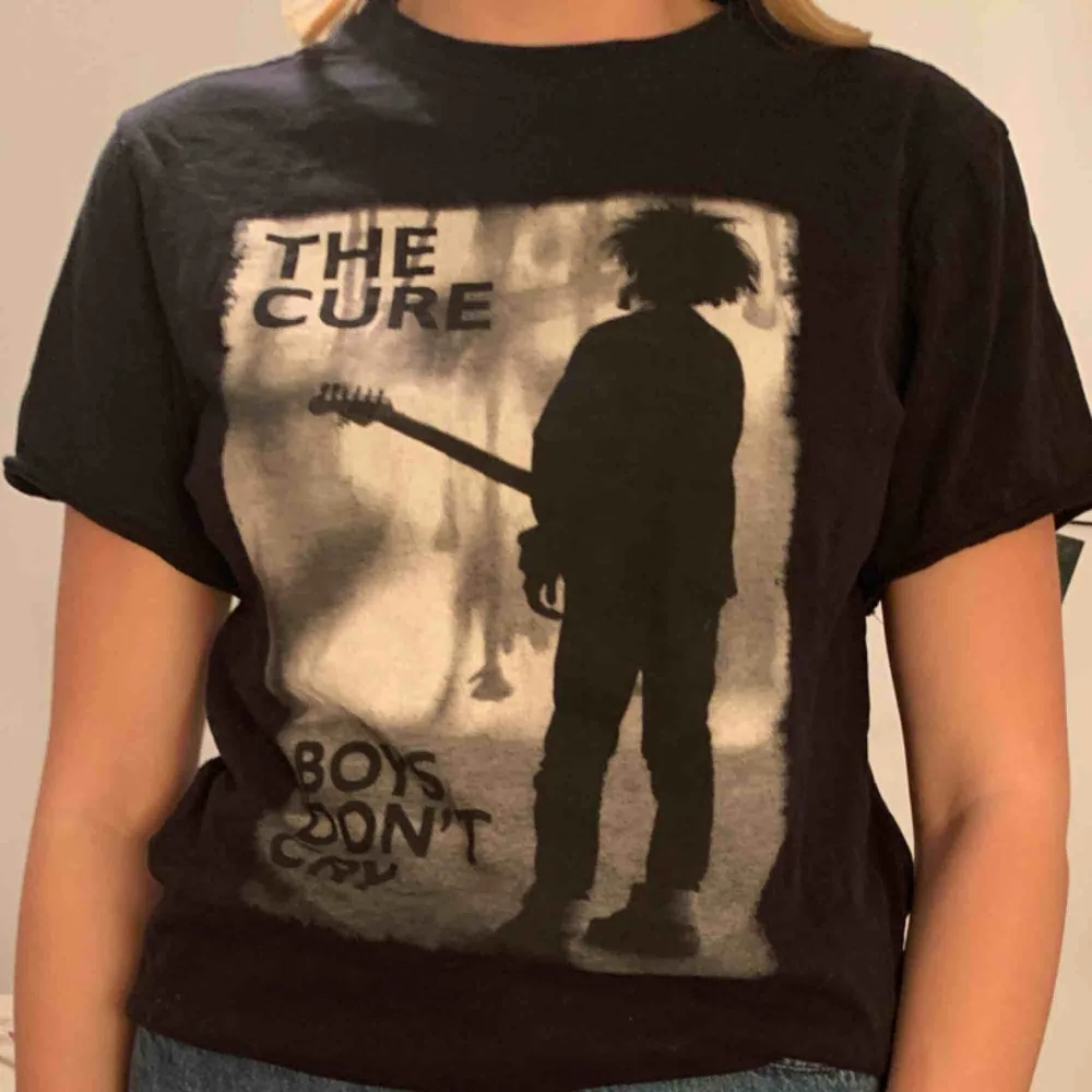 finaste the cure! stöd din goth-fas med denna i garderoben ;^). T-shirts.