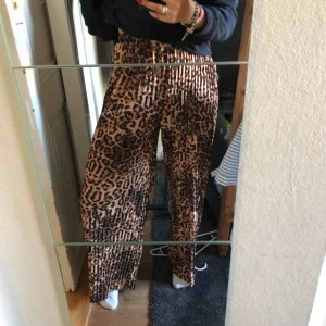  - Plisserade byxor, sjukt sköna