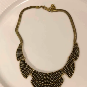  - Halsband i gulsfärg. Kan justeras efter längd. 