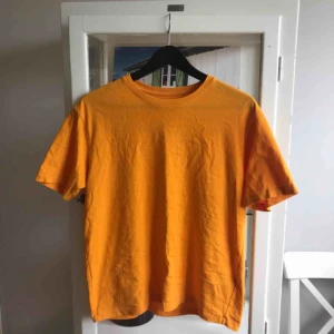  - Snygg orange T-shirt från uniqlo, 